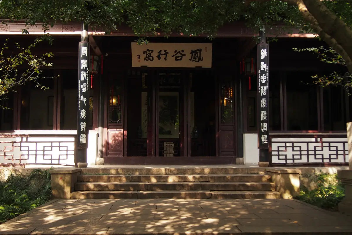 "Luxury Jiangnan Autumn Escape · Maples & Crab Feast · Song Dynasty Charm at West Lake · Night Stroll in Wuzhen · 6 Days with Peace Hotel Stay"