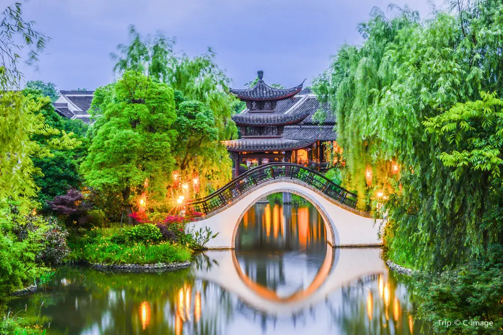 [Imperial Banquet Tour] 8 Days – Shanghai · Suzhou · Hangzhou · Jiaxing — Classical Gardens · Hanfu Experience · Songcheng Spectacle · Yanguan Tide Watching · Luxury Imperial Banquet